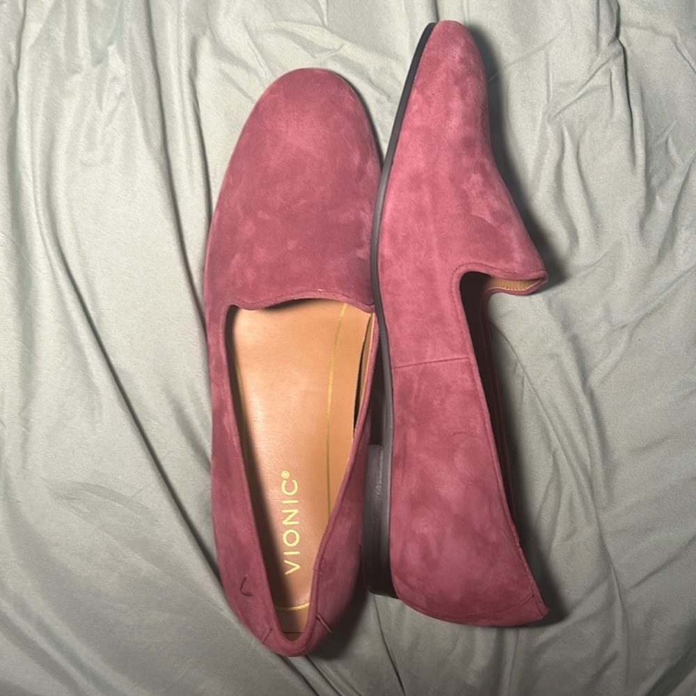 Like New Vionic Willa Flat Loafer in Shiraz Suede 9